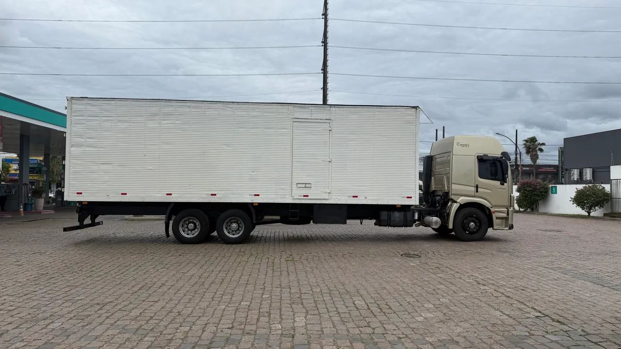 VOLKSWAGEN 24-280 6x2 ano 2013 Baú - Foto 3