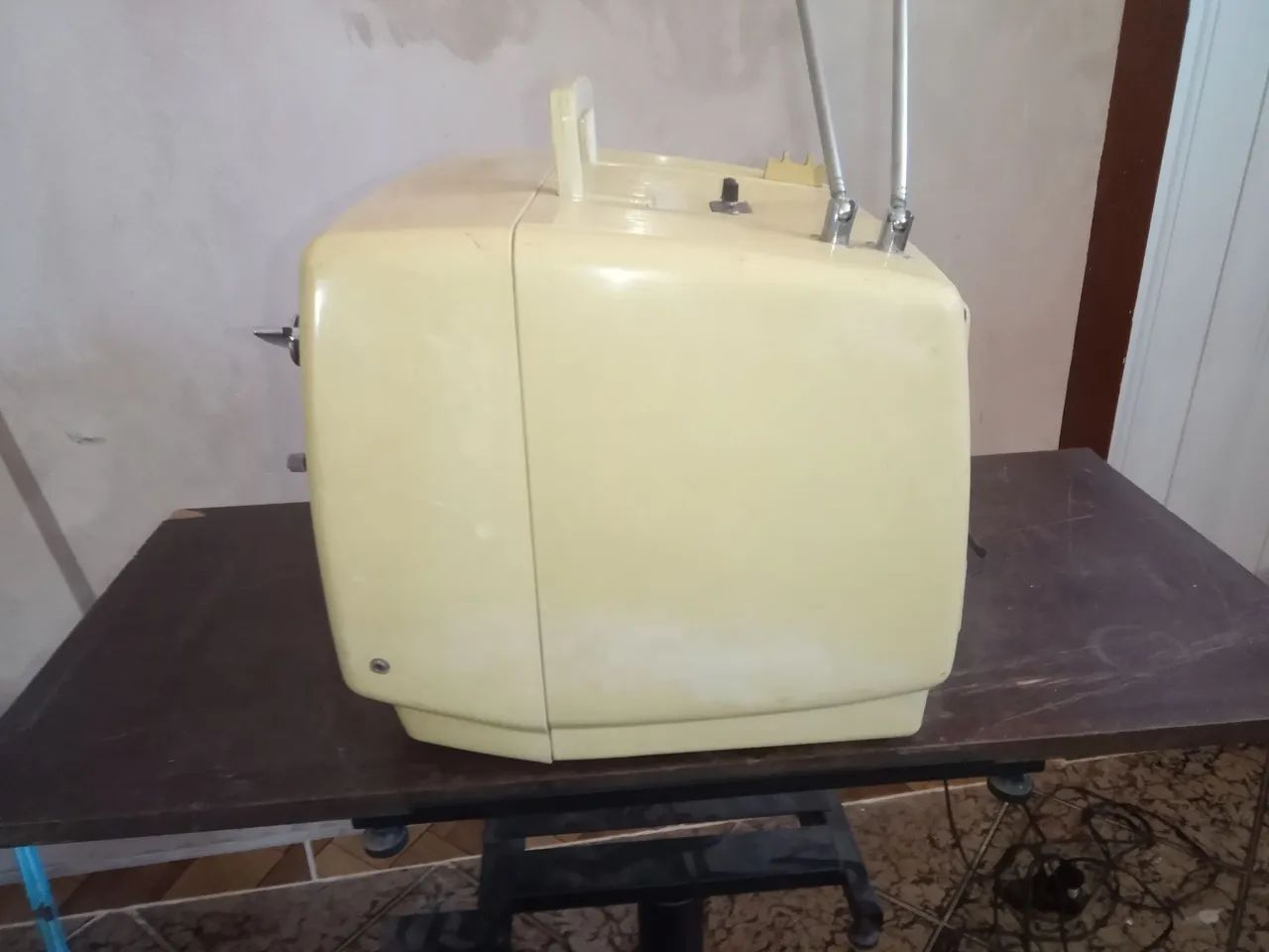 10-INCH SEMP TV.. PLEASE READ DESCRIPTION..64520823492609123