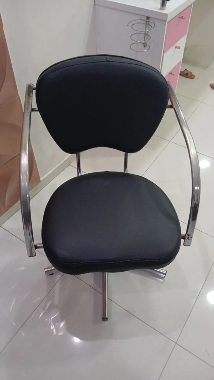 Poltrona Giratória em Couro Sintético - Conforto e Estilo