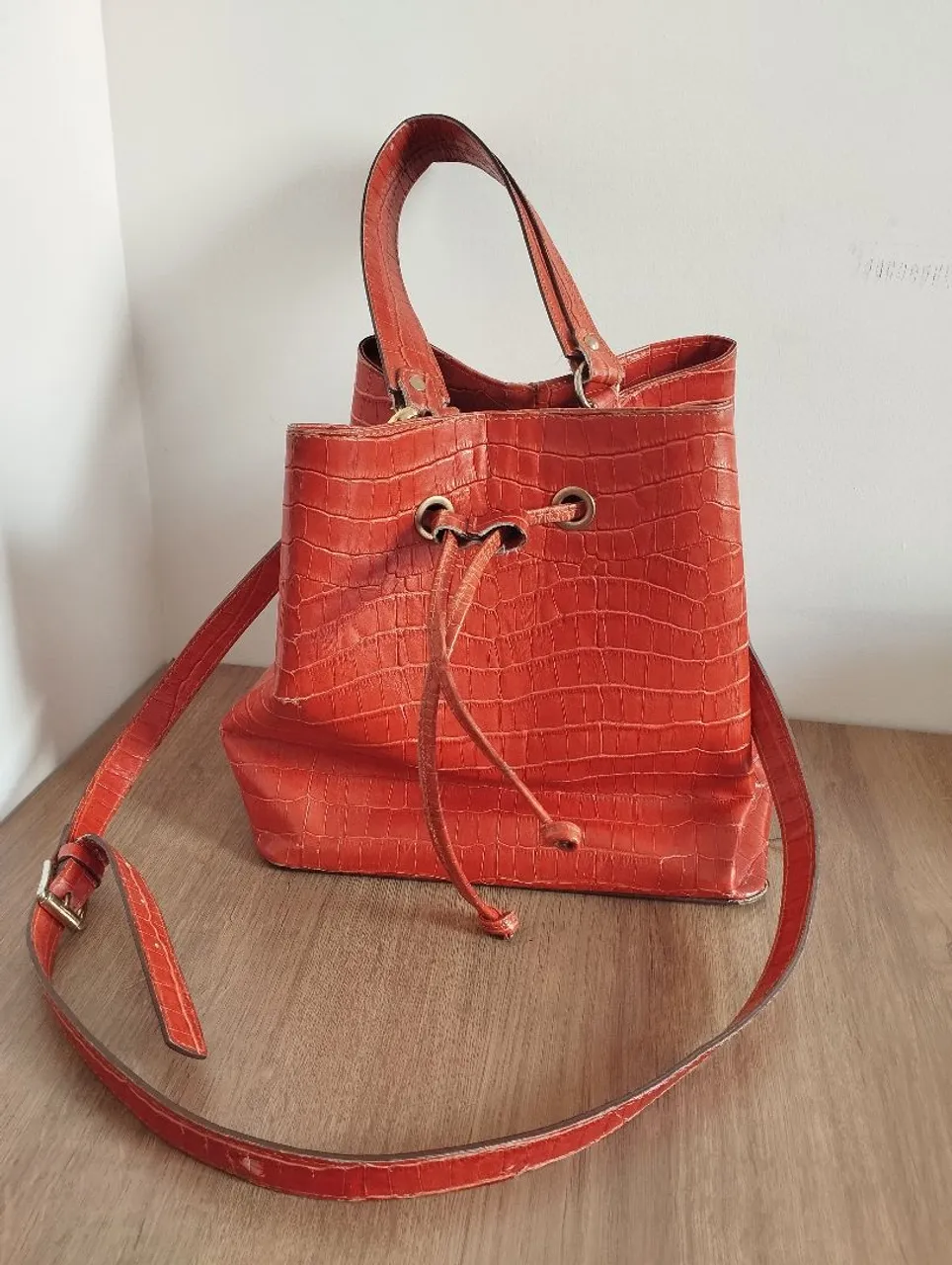 Bolsa laranja com textura de crocodilo