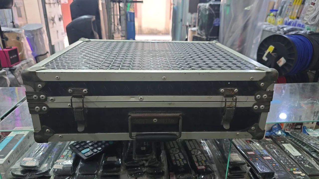 MESA BEHRINGER 14 CANAIS COM CASE  - Foto 3