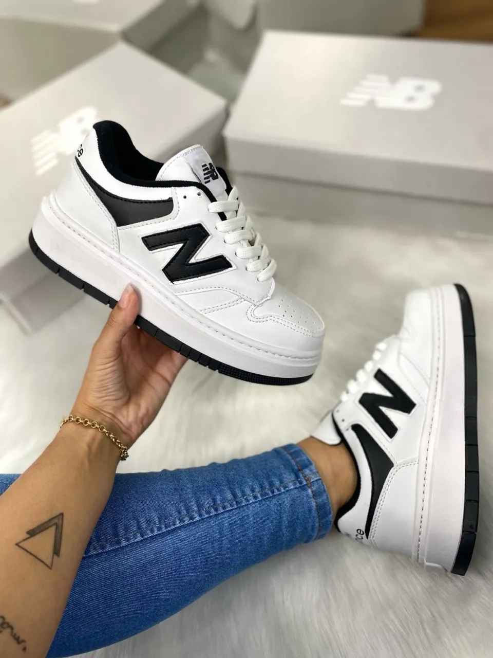 Tênis New Balance Branco com Detalhes em Preto - Novo