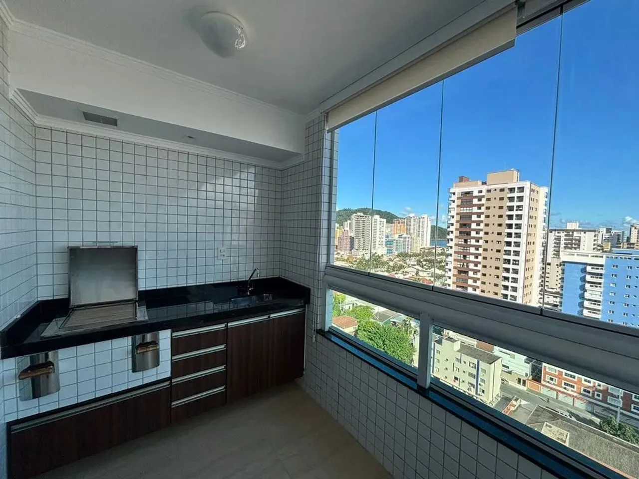 Apto amplo 2 suítes, varanda com churrasqueira, prédio com piscina no Forte