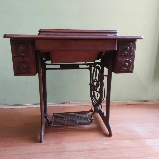 Antiga Máquina de Costura Singer com Gabinete - Foto 4