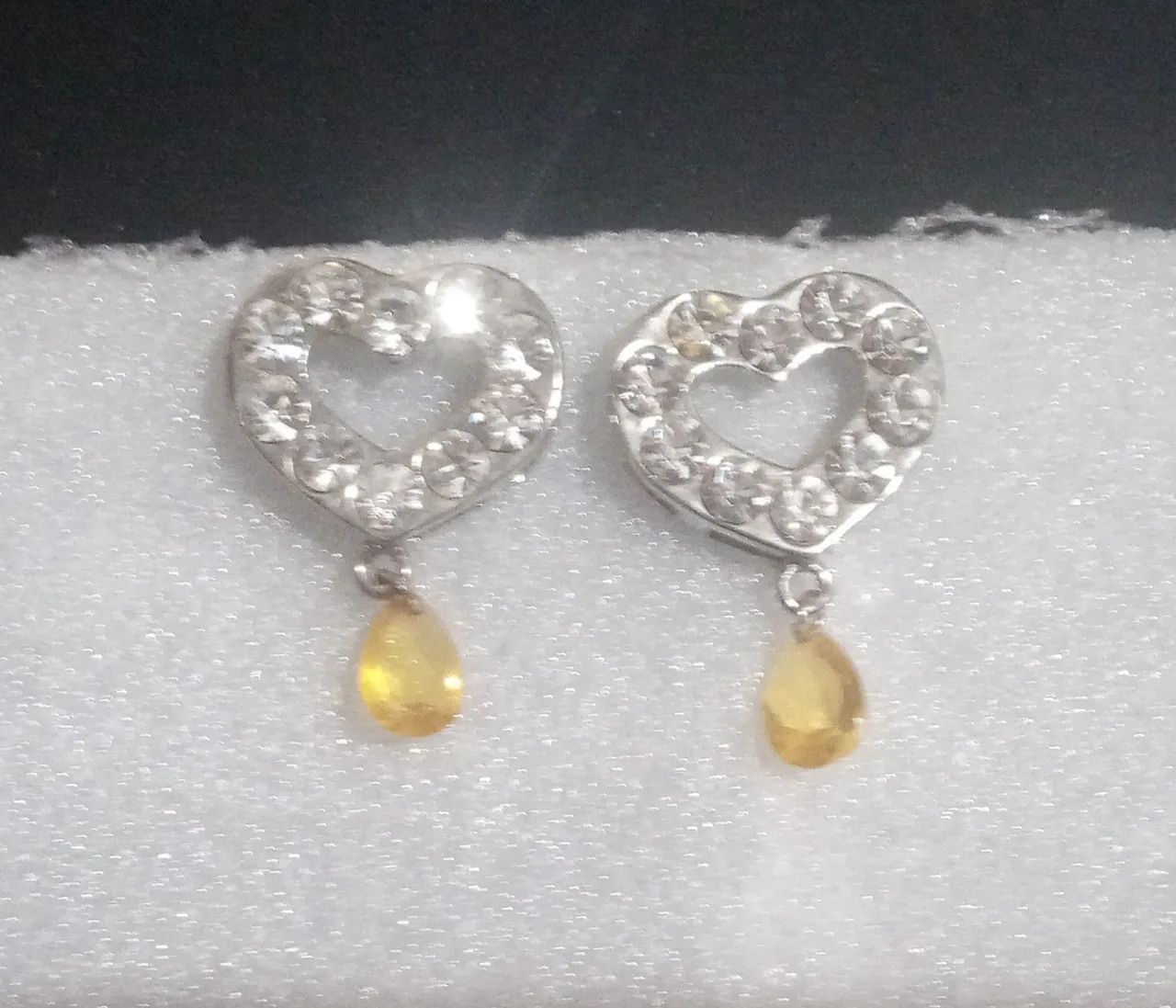 Brincos de Coração com Pedras e Gota Amarela - Foto 2