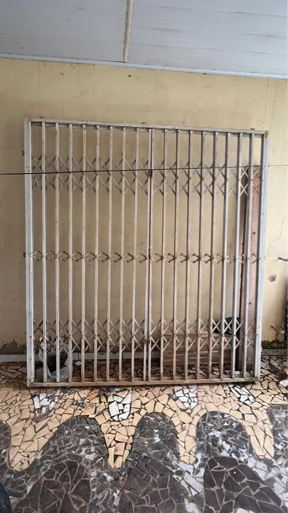 Vende-se Grade sanfonada