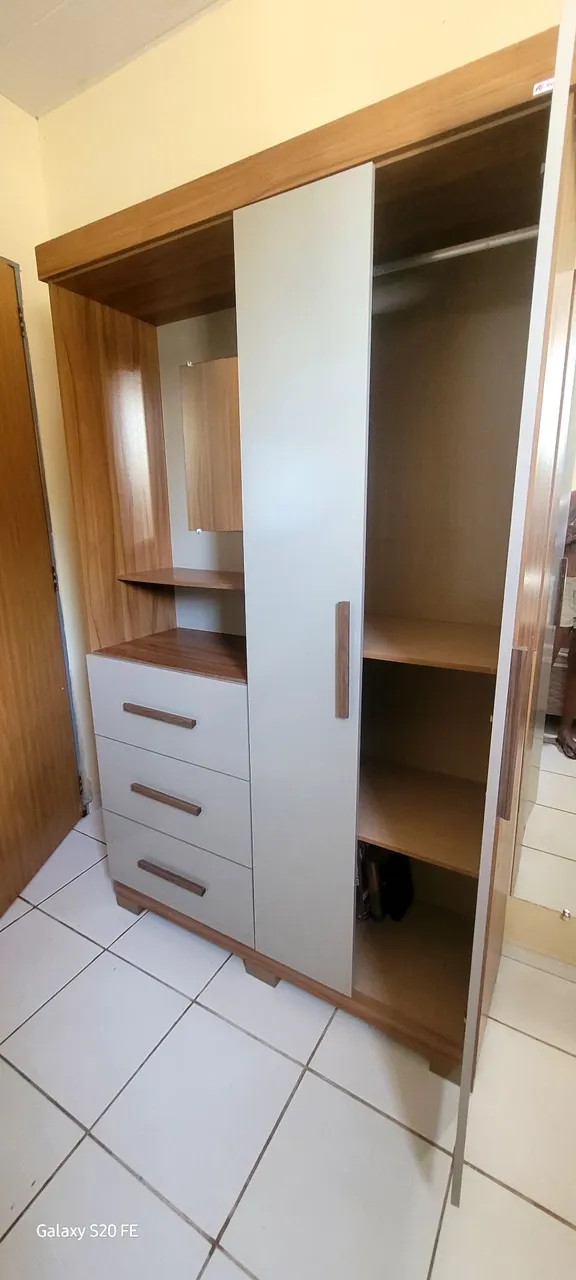 Guarda-Roupa Moderno com Gavetas e Espaço Amplo