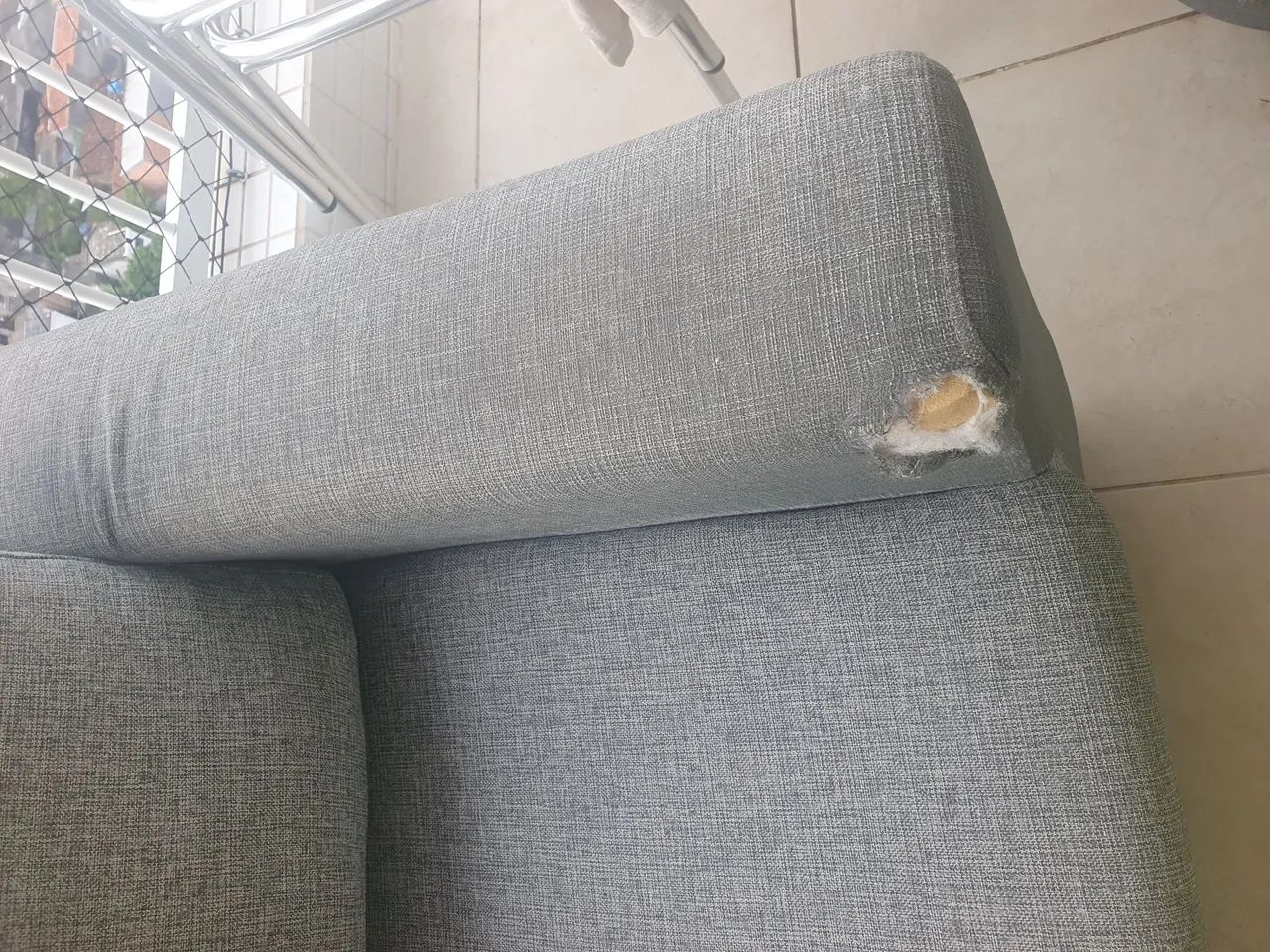 Sofá Tok&Stok 3 lugares - confortável, resistente - Foto 2