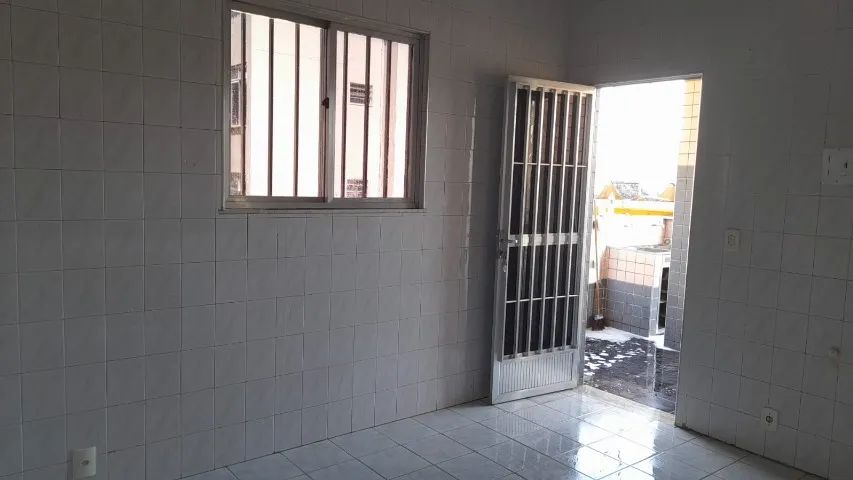 Aluga-se sobrado de 1 quarto.