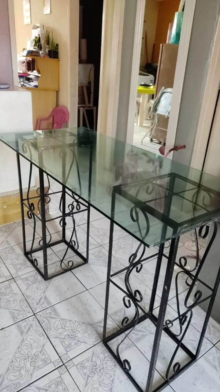 Mesa de vidro desmontável com estrutura em ferro