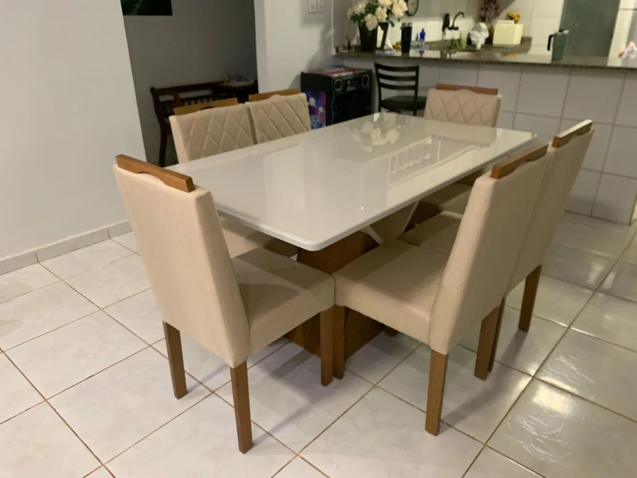Conjunto de mesa a pronta entrega e com cadeiras de madeira  - Foto 3