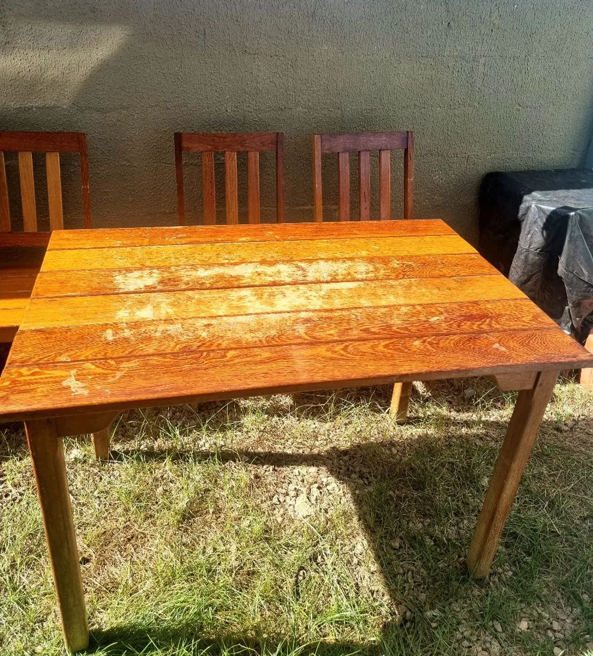 Mesa de madeira para jantar ou área externa
