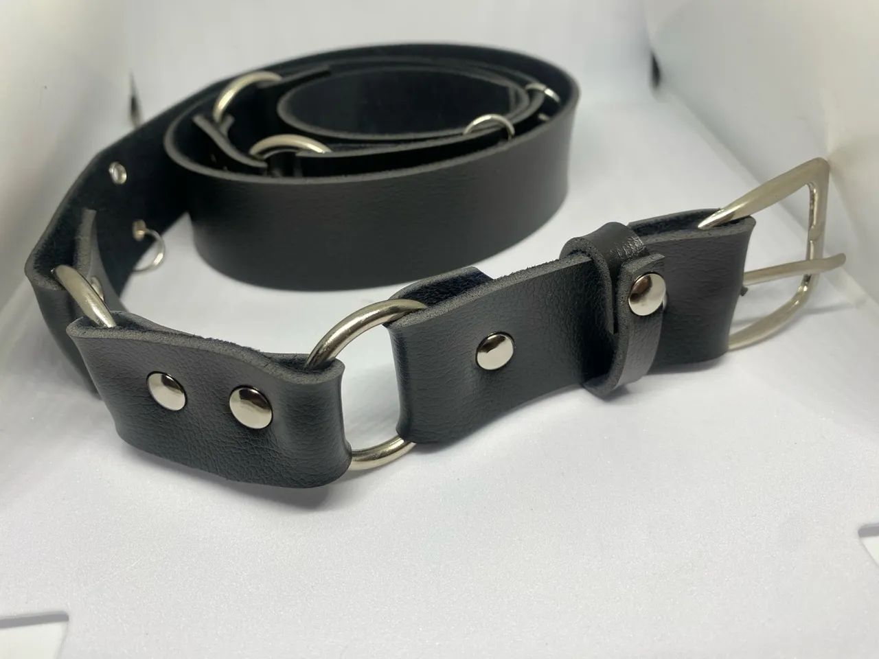 Cinto de couro preto com detalhes em metal - Foto 2