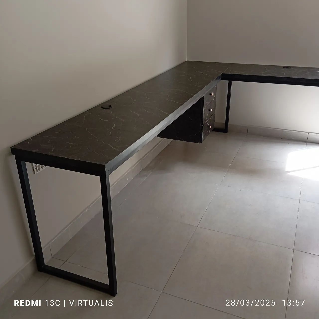 Escrivaninha de Canto em L com Tampo de mdf Mármore - Foto 3