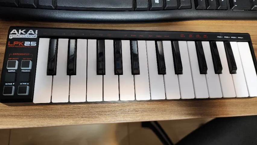 Controlador Midi Usb Akai Lpk25 de 25 teclas sensíveis