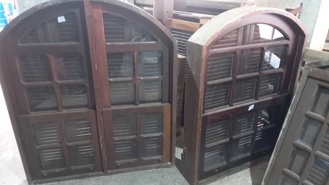 Janelas de madeira arredondadas64254002364419124