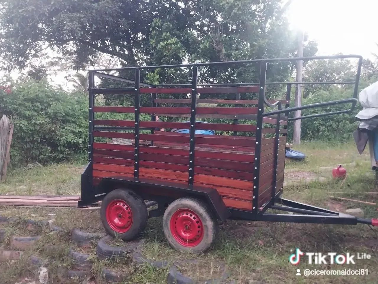Vende-se carroça pra cavalo  2 eixo com placa 
