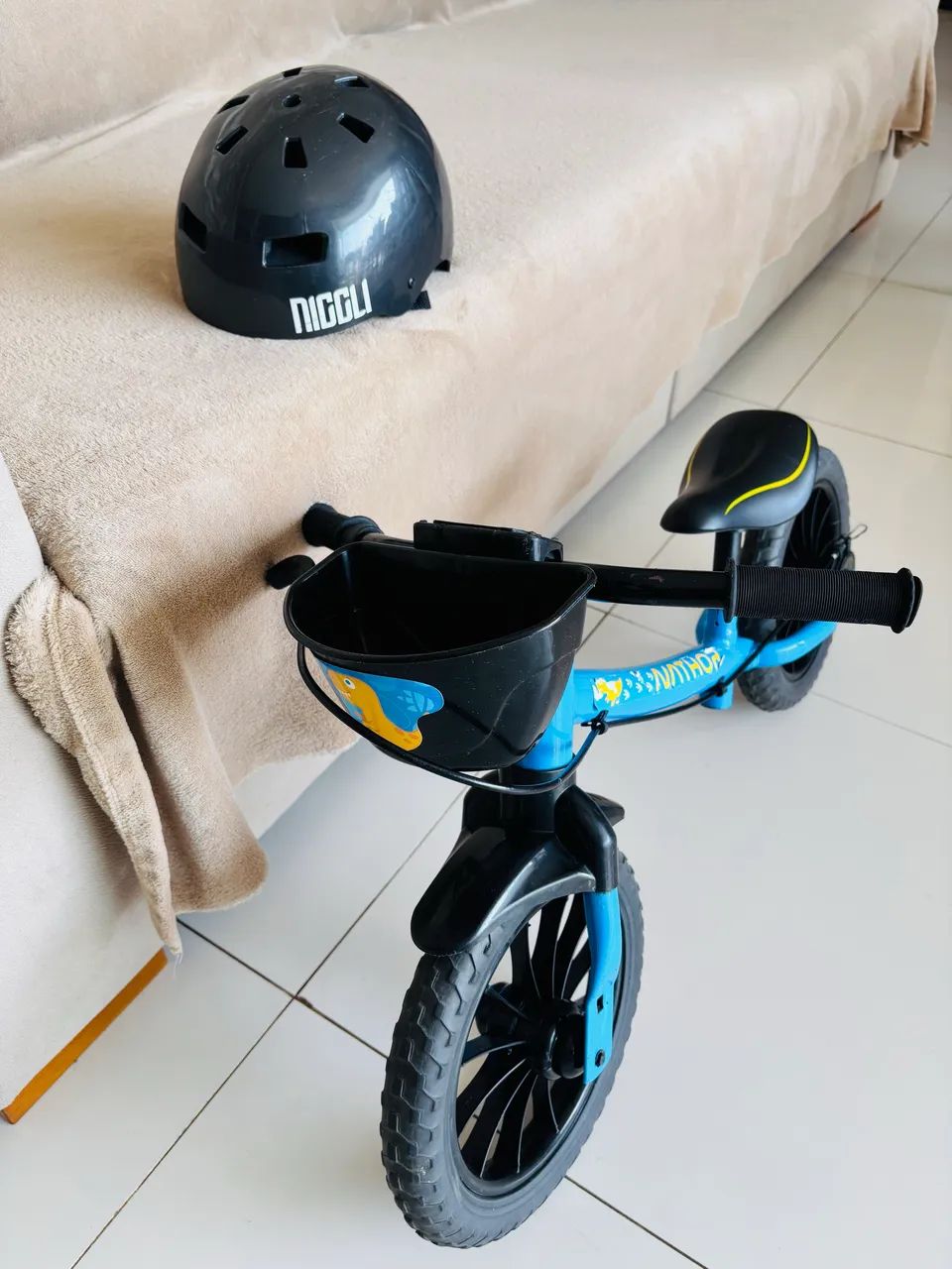 Bicicleta de equilíbrio com capacete  - Foto 2