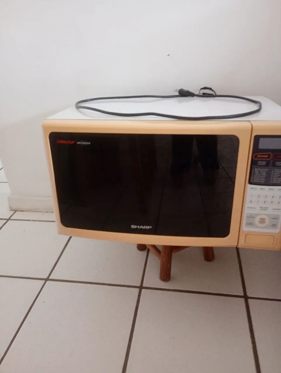 Forno microondas marca Sharp bem conservado 