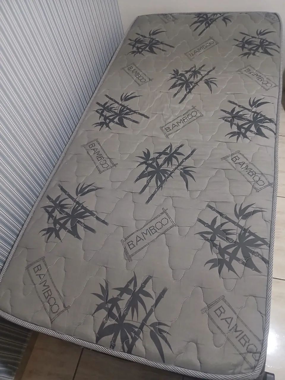 Vendo cama box de solteiro com baú nova em perfeito estado - Foto 2
