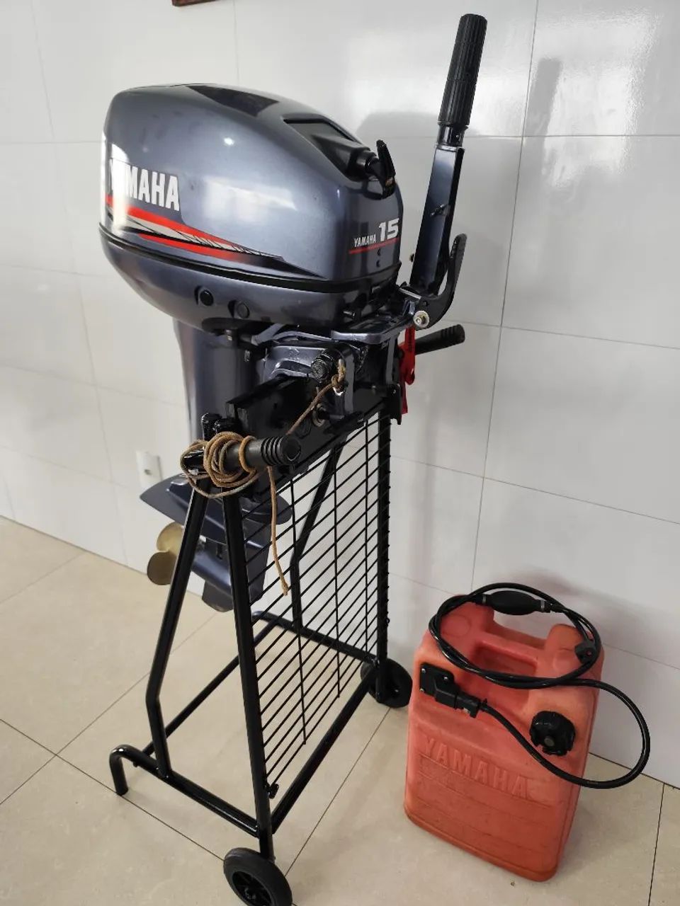 Motor de popa Yamaha 2010 15 Hp, revisado acompanha tanque, carrinho e recibo.