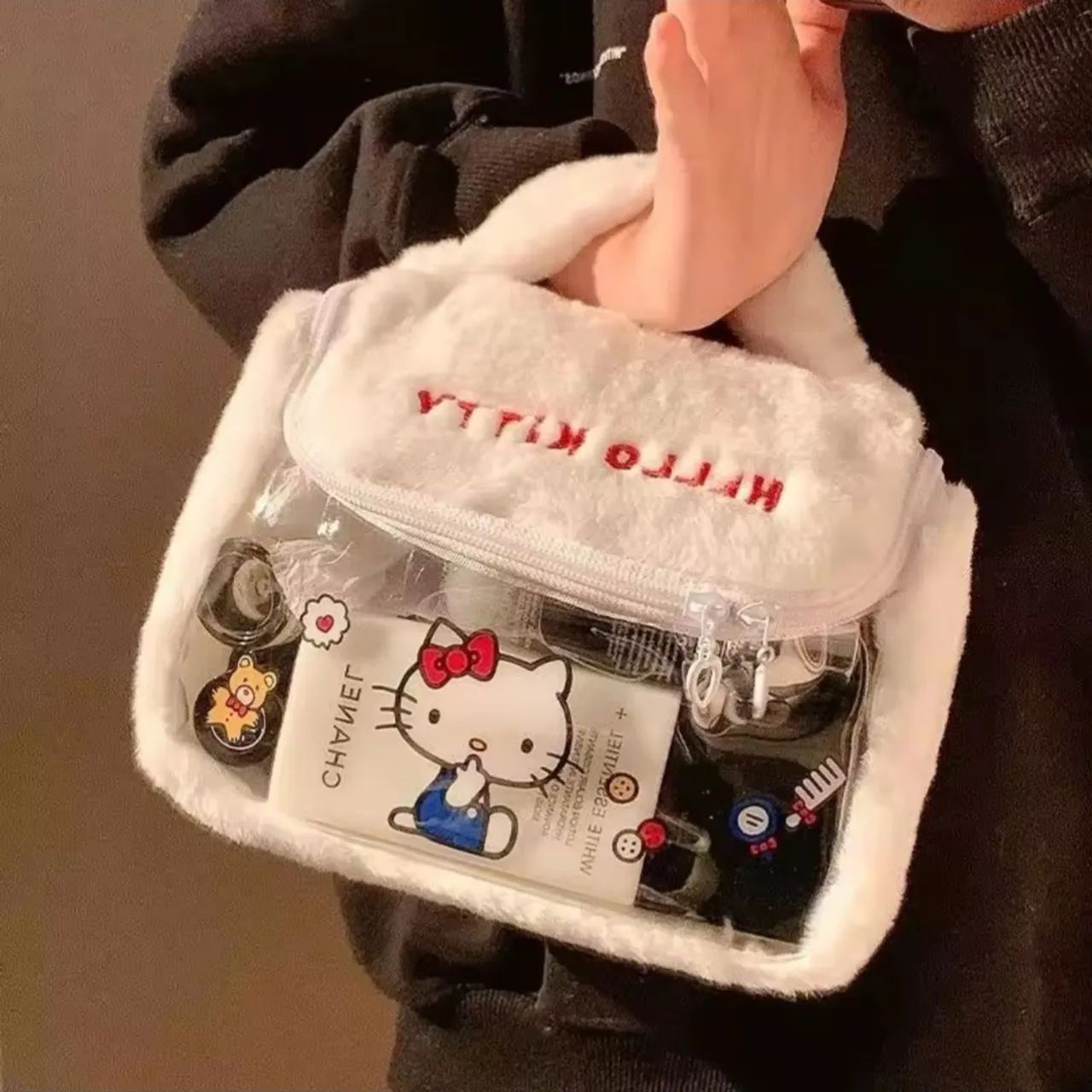 Necessaire Hello Kitty Premium Transparente e com Detalhe em Pelúcia - Foto 2