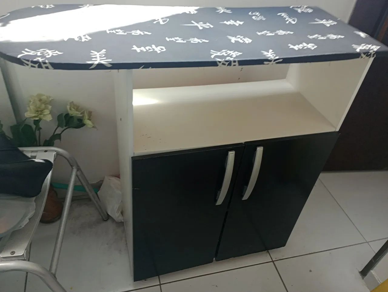 Tábua de passar roupa com armário 