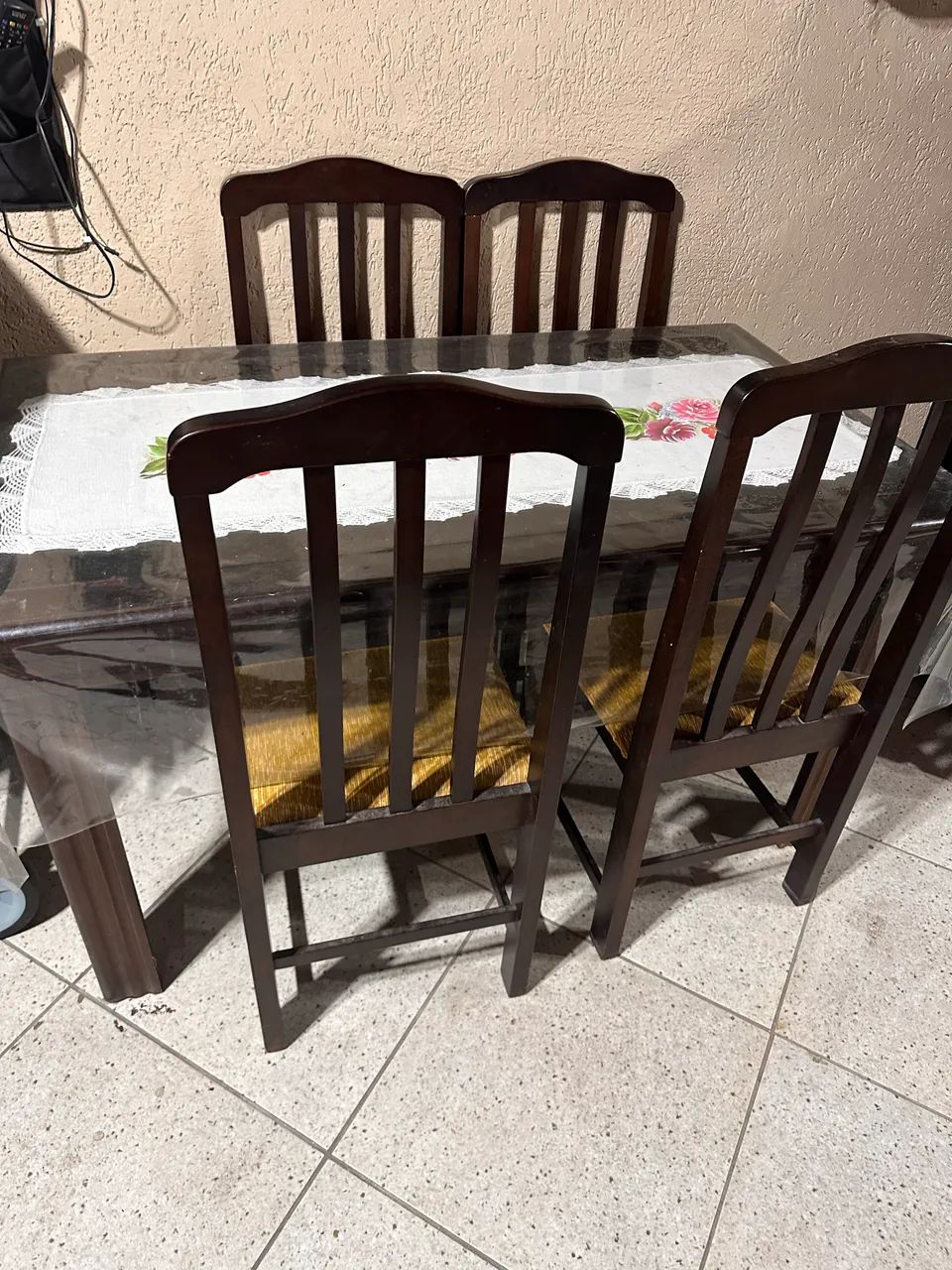 Mesa com quatro cadeiras