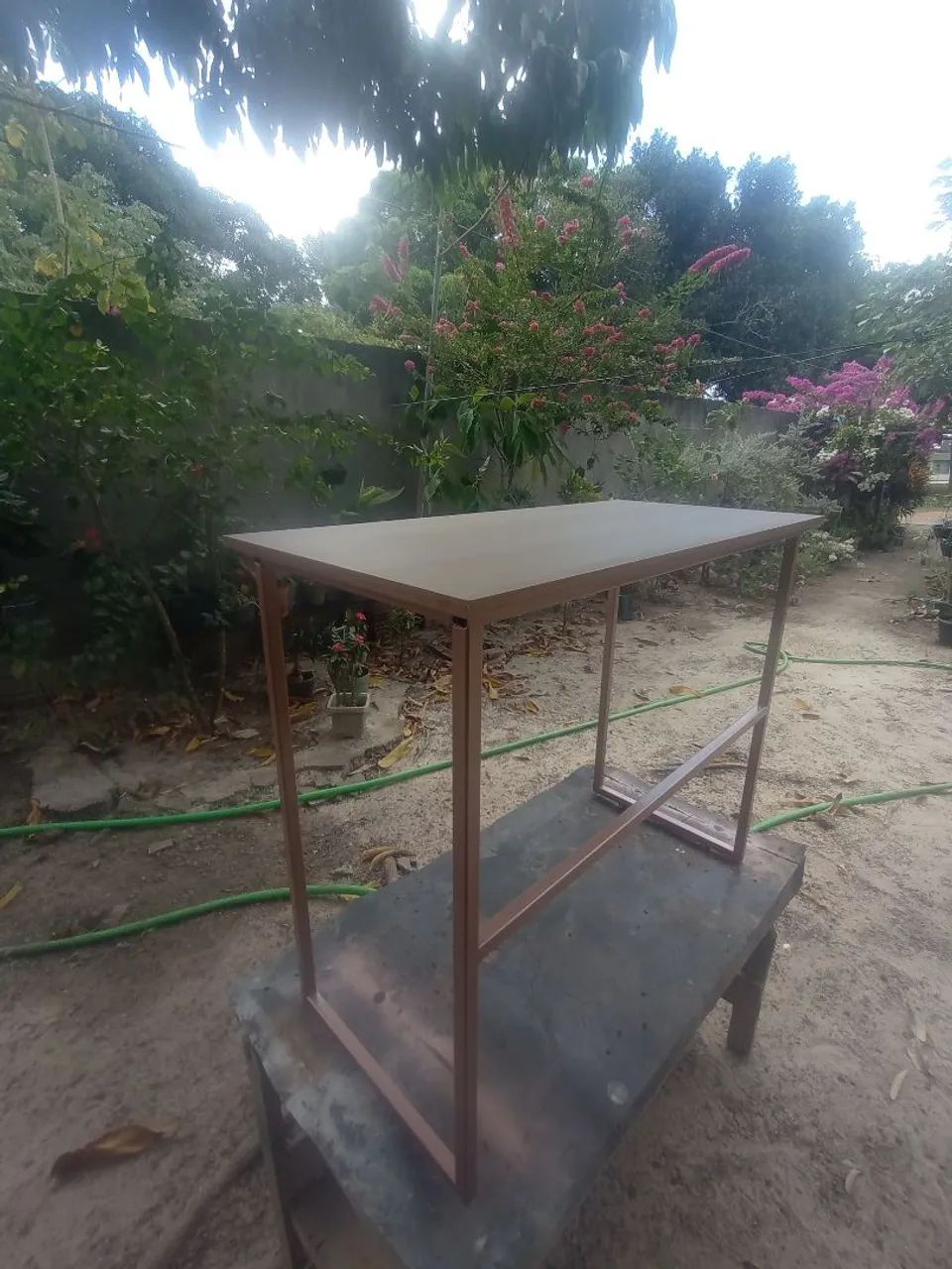 Mesa de escritório feita com Metalon e MDF