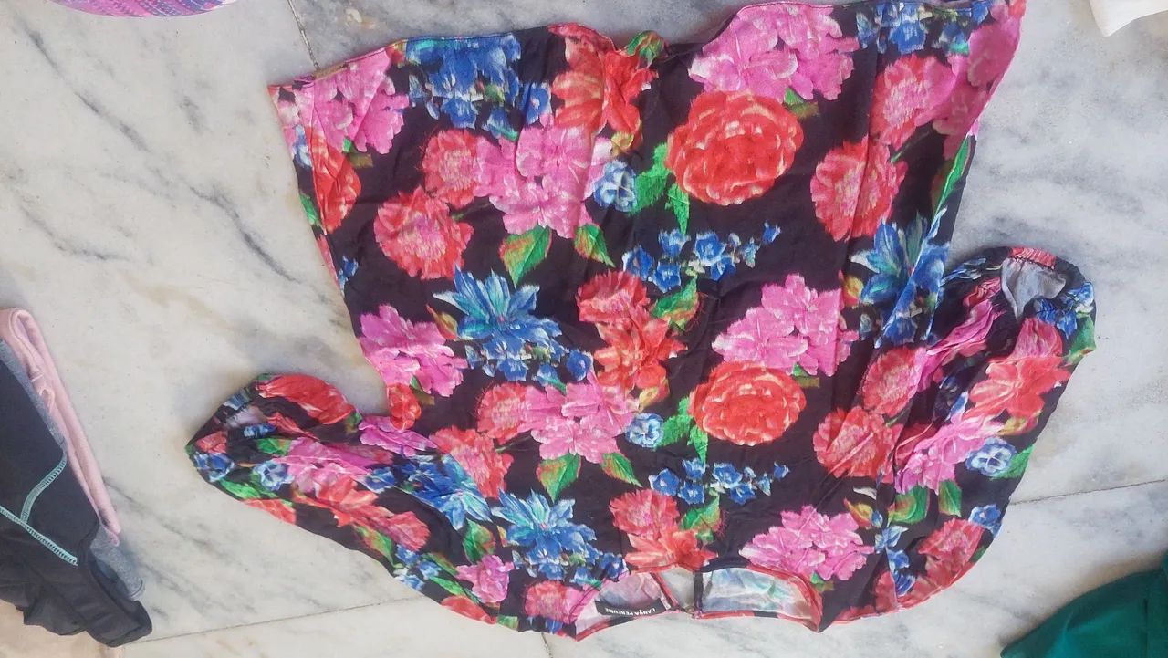 Blusa lança perfume 