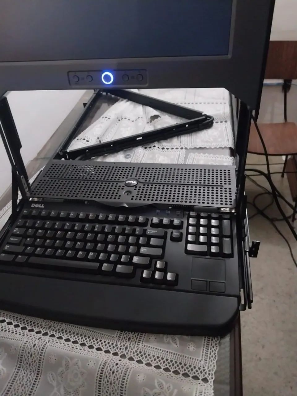KVM Dell seminovo com Switch, cabos, braço retrátil e fonte - Foto 4