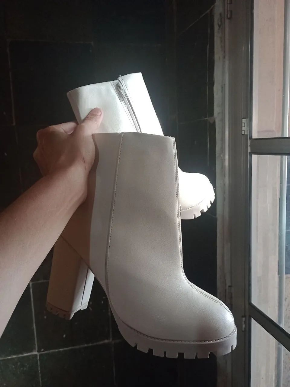 Bota creme veste 38 impecável  - Foto 4