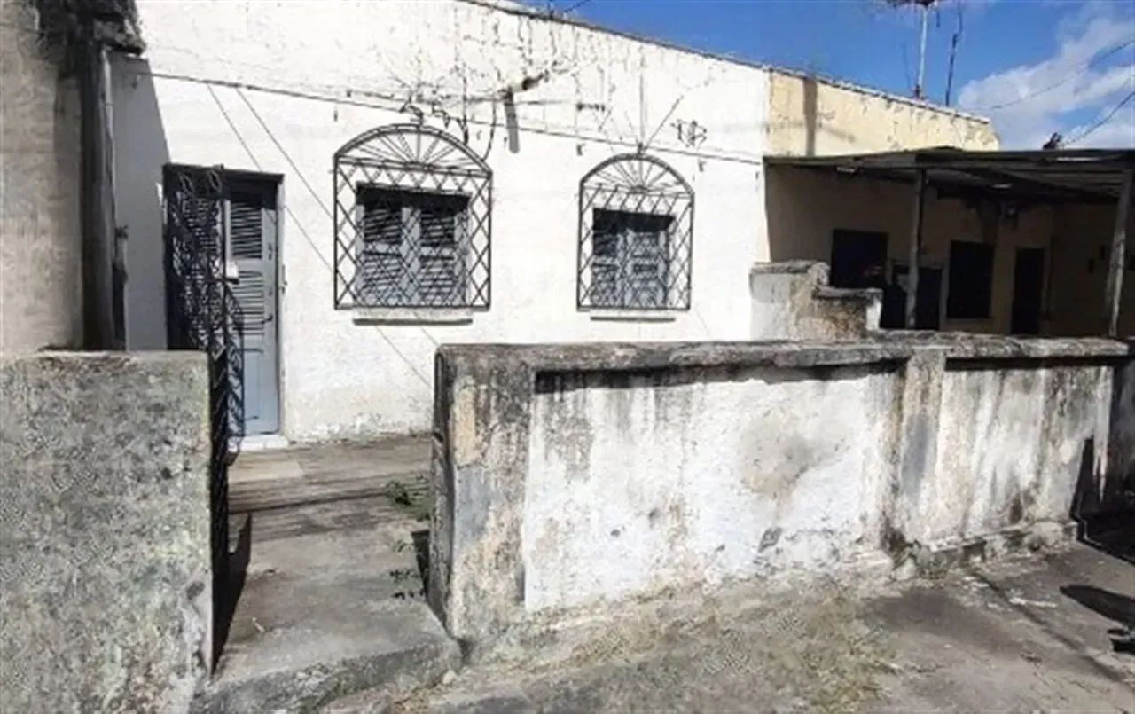 Casa térrea com 3 quartos em Jóquei Clube - Fortaleza - CE