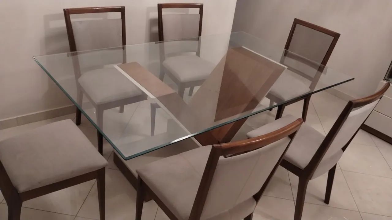 Mesa de vidro, com seis cadeiras conservadas. - Foto 2