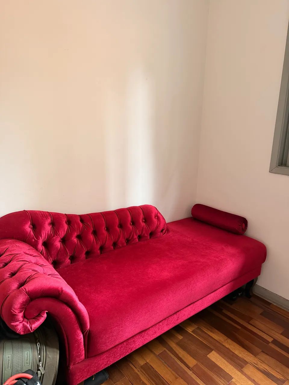 Chaise Longue / Divã Clássico em Veludo Vermelho Capitonê