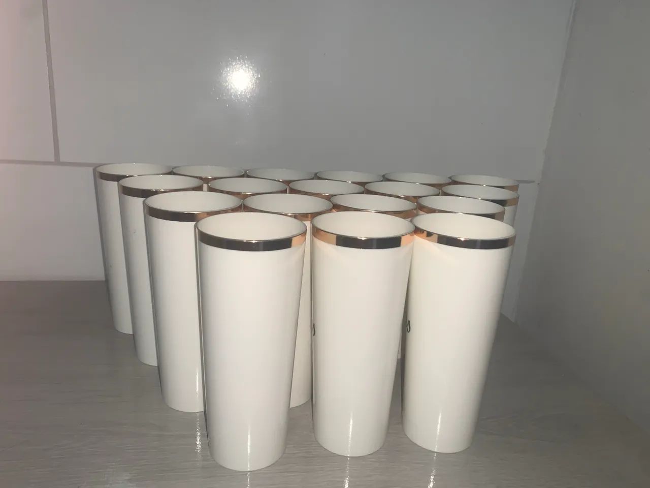 Copos grandes para comemoração branco e dourado.