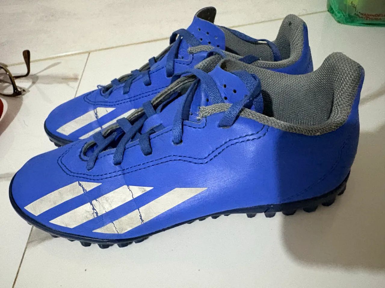 Chuteira society Adidas azul