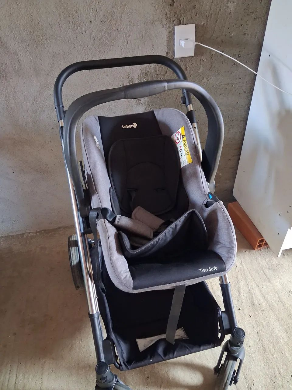 Carrinho de bebê com bebê conforto  - Foto 2
