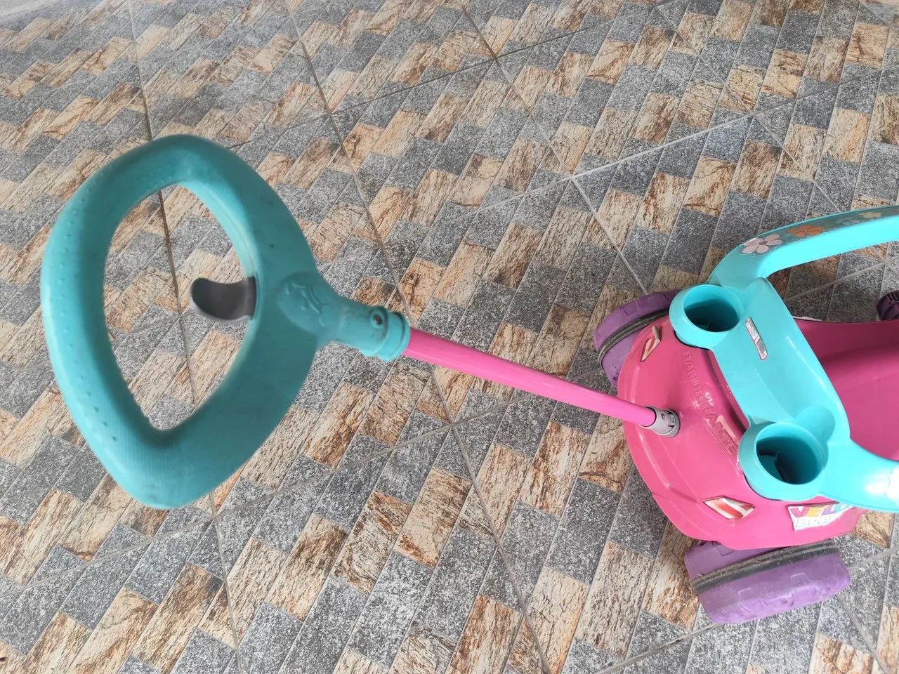 Triciclo infantil de menina 