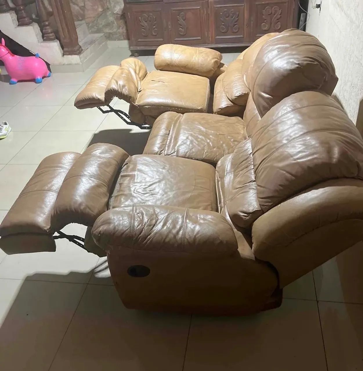 CONJUNTO SOFÁ IMPORTADO CARAMELO, COURO LEGÍTIMO + 3 LUG RECLINÁVEIS + 2 LUG