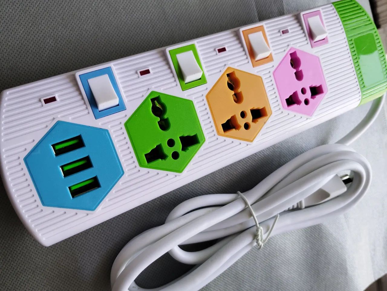 Extensão de tomada com plugs europeu e 3 USB-A - Foto 2