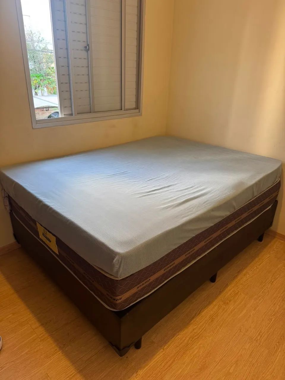 Vendo cama box casal com 2 colchões- 600