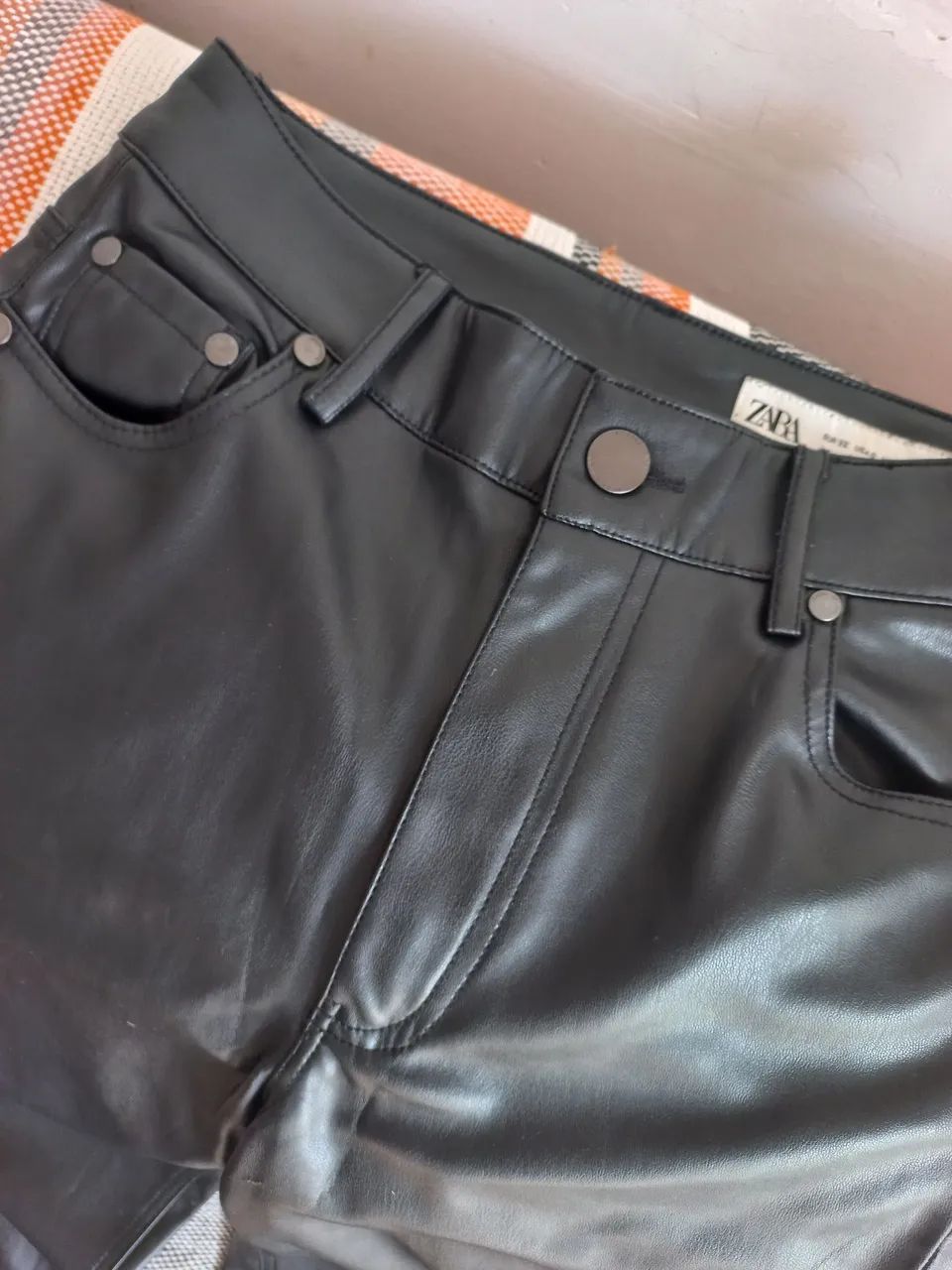 Calça Zara de couro nova  - Foto 2
