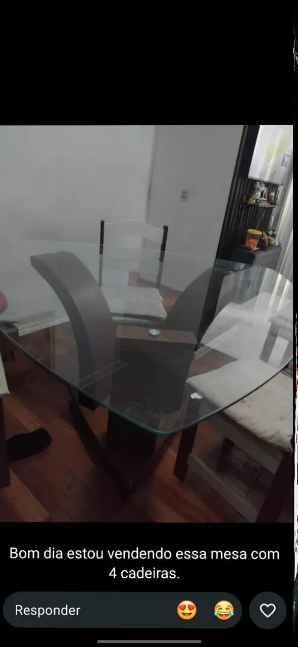 Mesa com quatro cadeiras