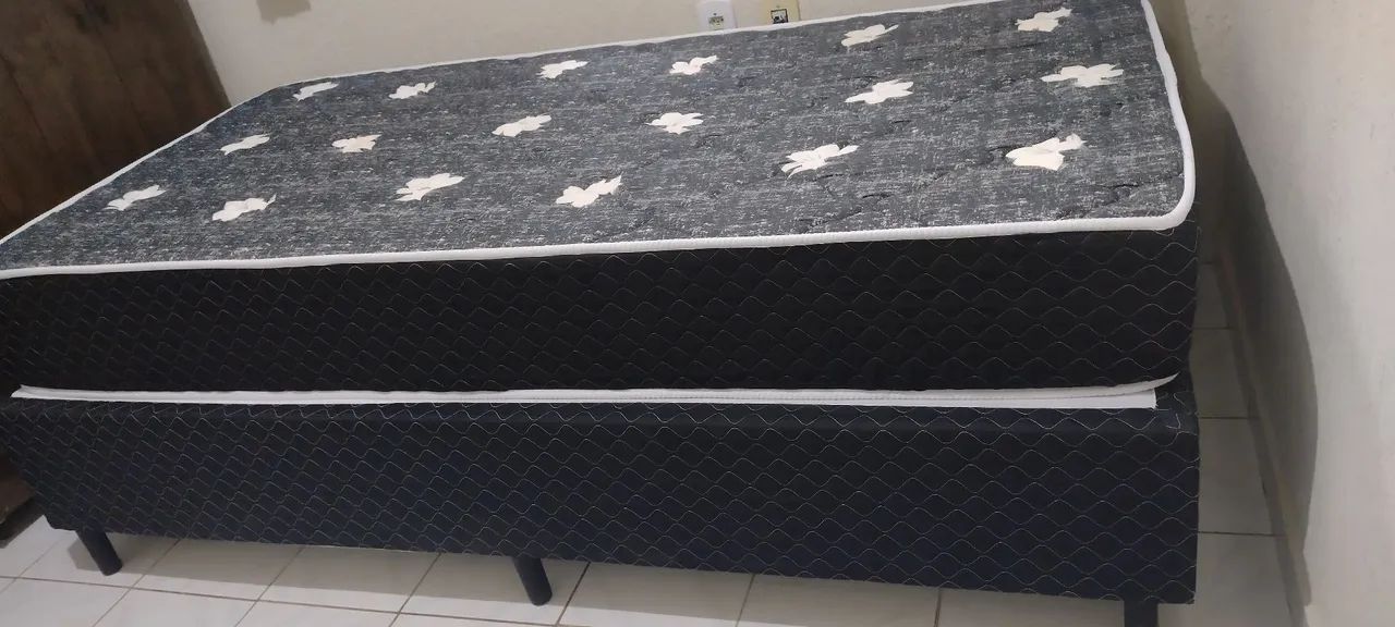 Cama box solteiro semi nova.