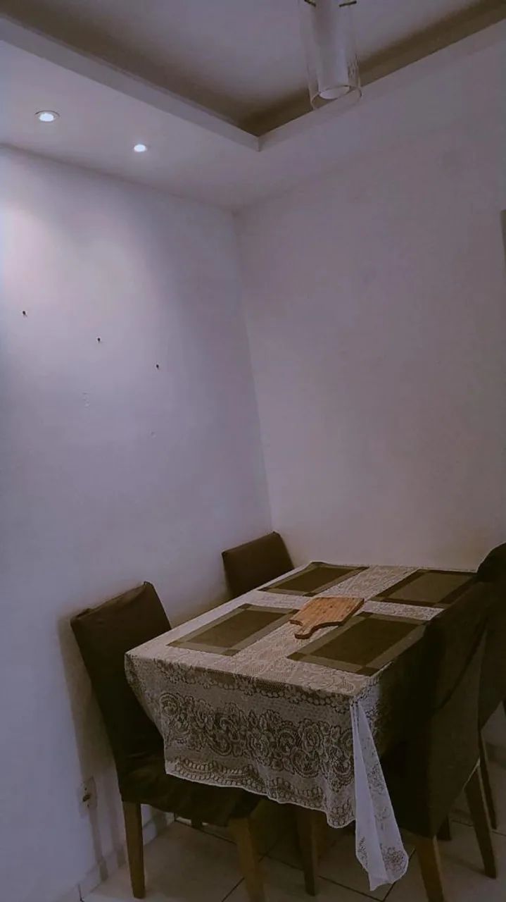 Vendo mesa com 4 cadeiras e sofá 