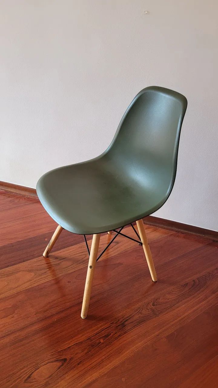 Cadeiras Eames Eiffel -  Pés De Madeira - Verde Musgo