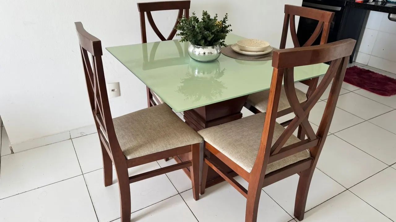 conjunto mesa de vidro com 4 cadeiras de madeira 