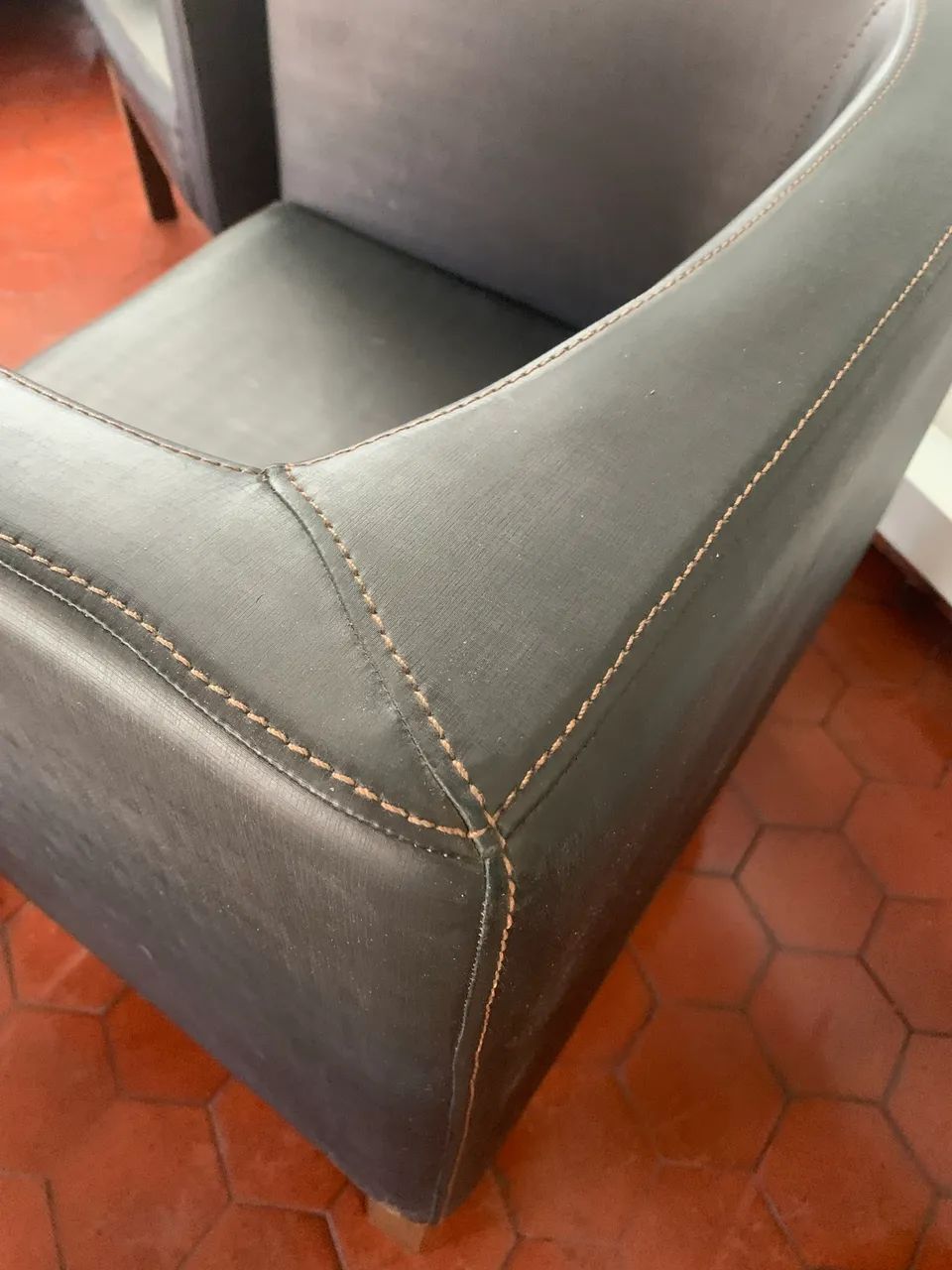 2 poltronas couro sintético e madeira 65576095806593124