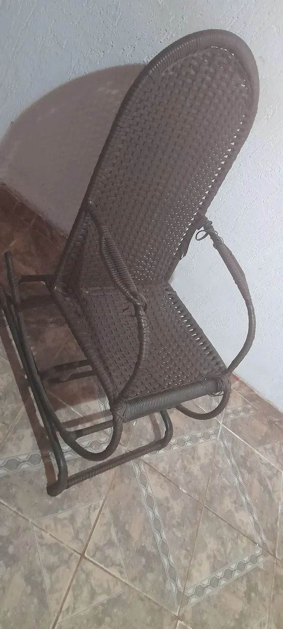 Vende se uma cadeira de balanço 